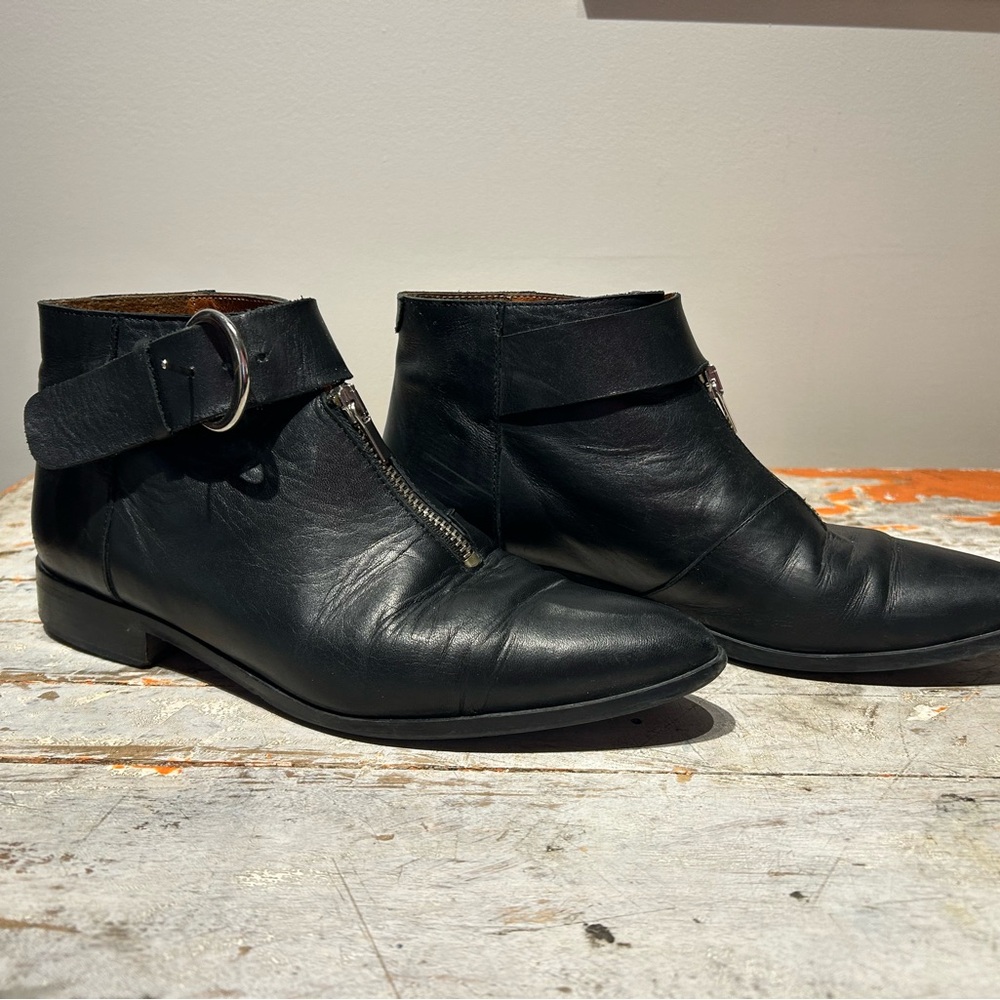 Elegant Leather Black Ankle Boots with Zipper Detail - size 9 - Picture 2 of 5